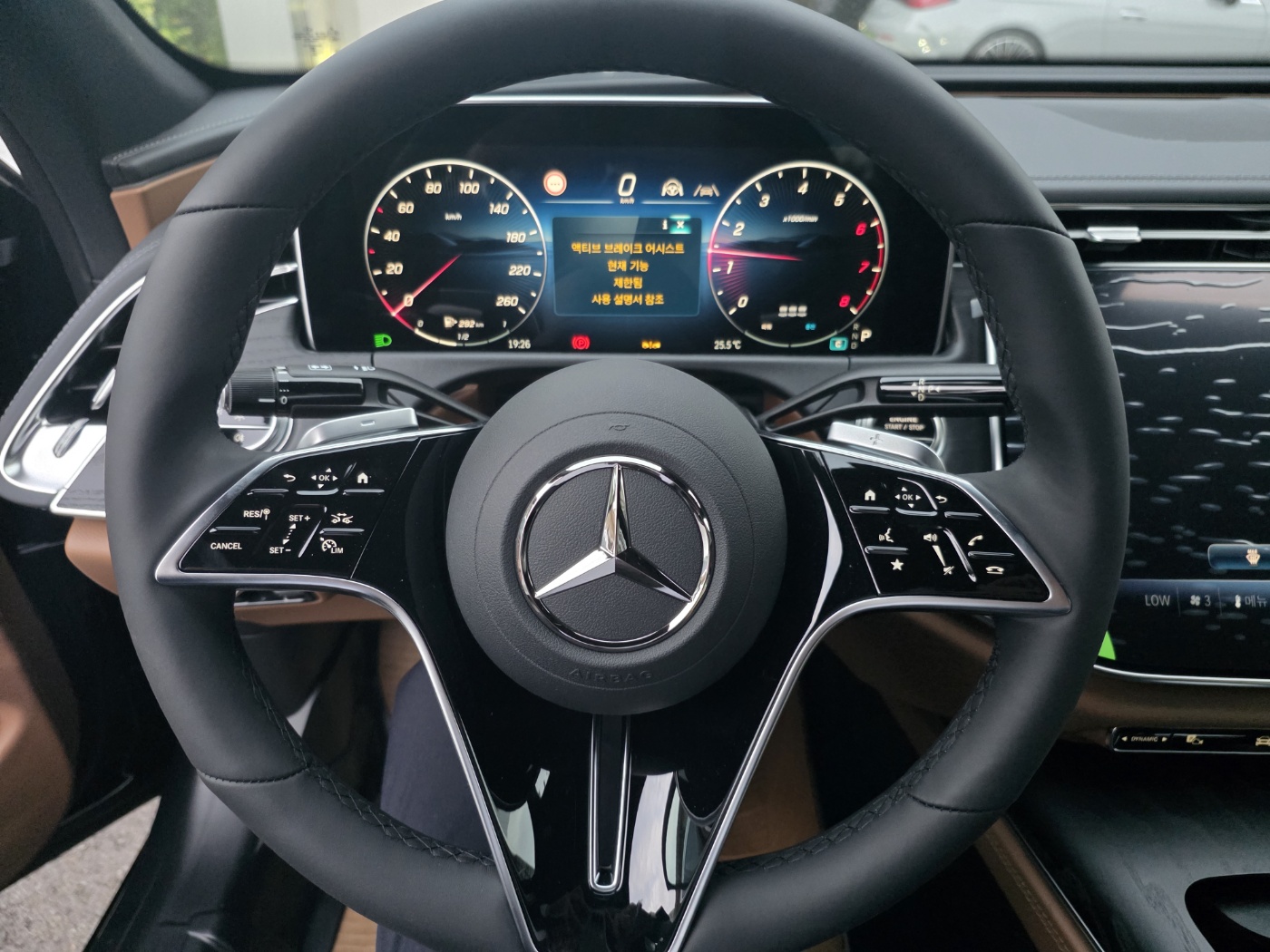 E200 Exclusive أصفااار